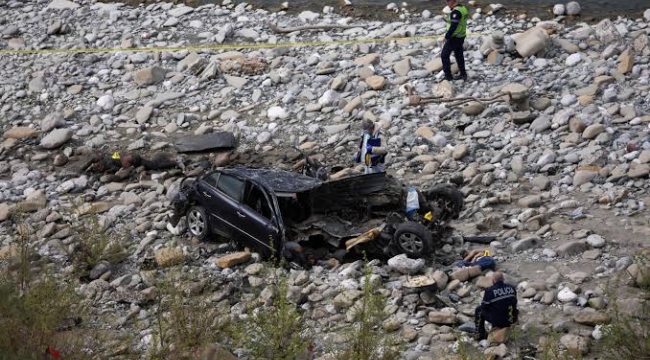 Arnavutluk'ta nehre düşen araçta 8 kişi öldü