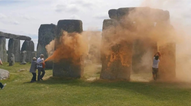 Stonehenge'i boyayan 2 vandal tutuklandı